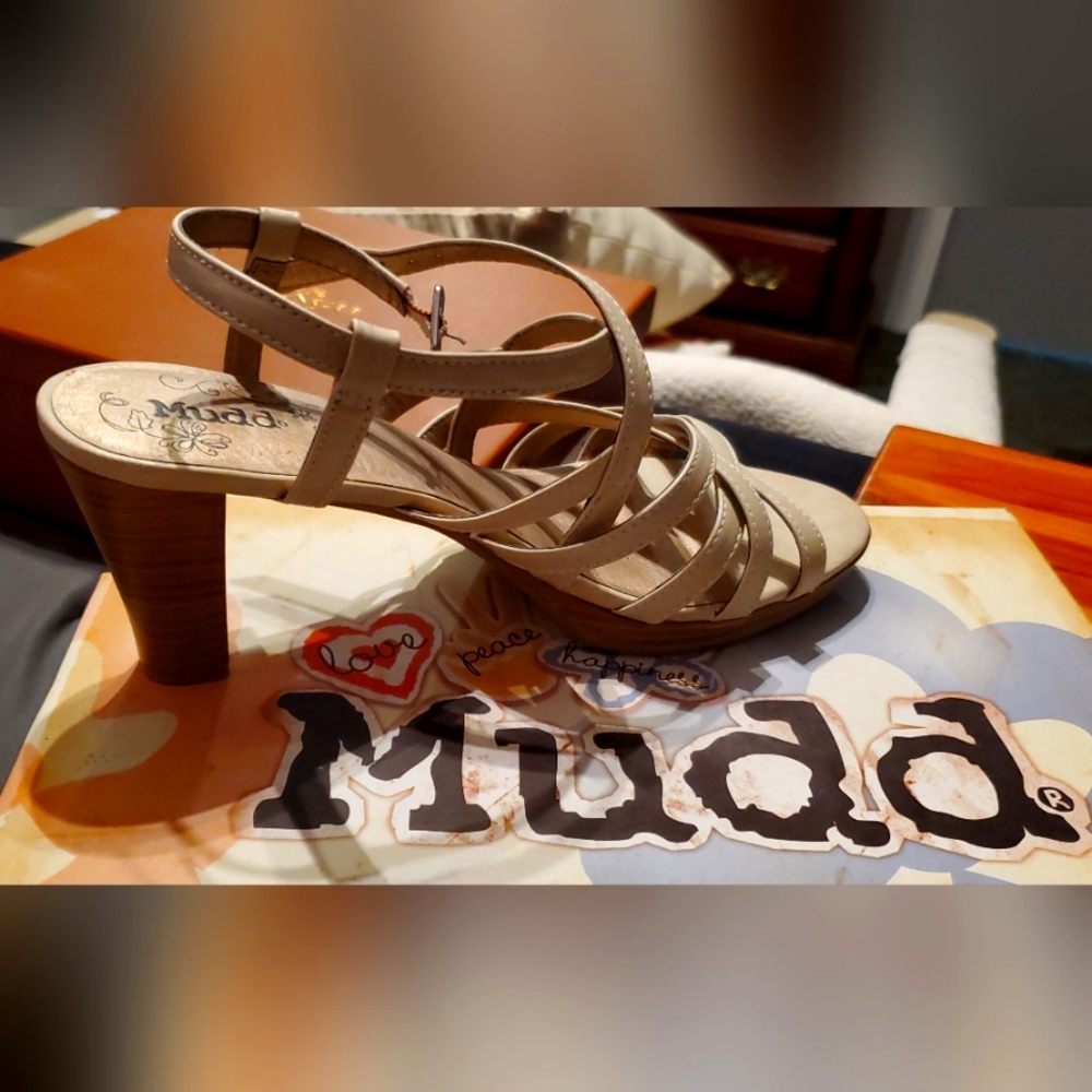 MUDD Nude color MD Page style heels
